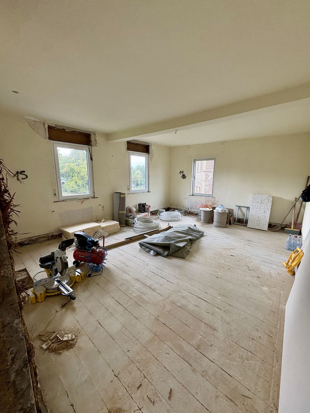 Wohnraum im Rohzustand vor der Sanierung