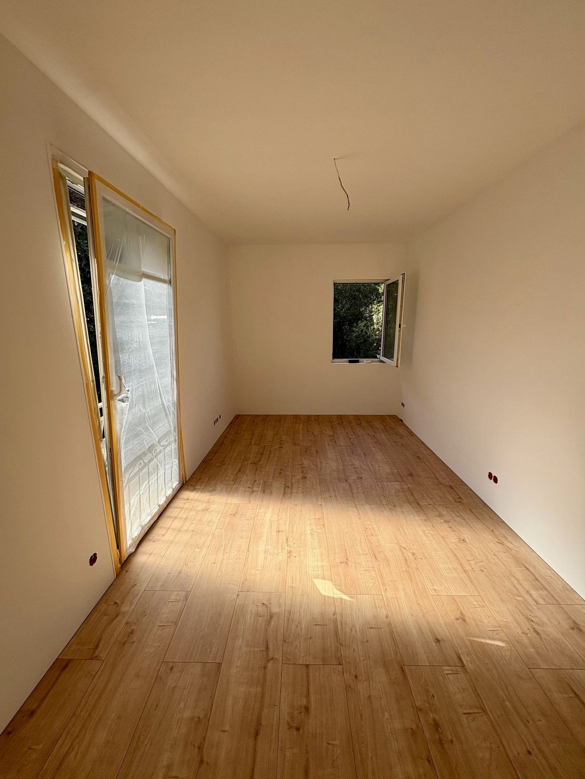 Fertig saniertes Zimmer mit neuem Boden