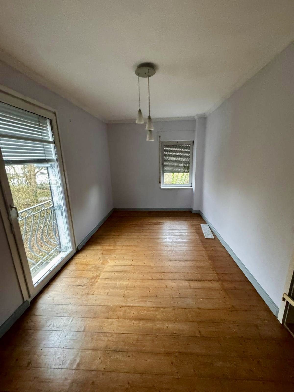 Zimmer mit altem Dielenboden vor der Sanierung